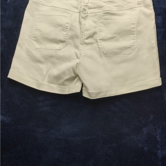 Prana Women's Cream Shorts size 14 pre owned Exellent condition. - Picture 2 of 5